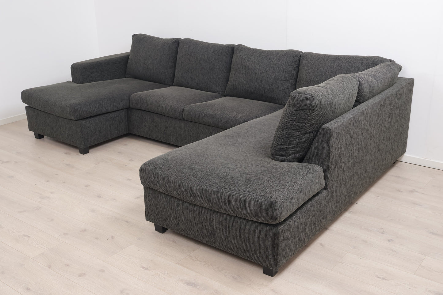 Nyrenset | Mørk grønn u-sofa med sjeselong