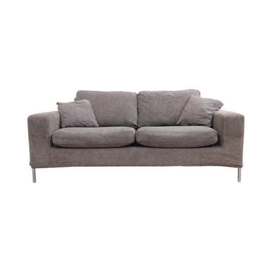 Nyrenset | Grå 2-seter sofa med bein i krom