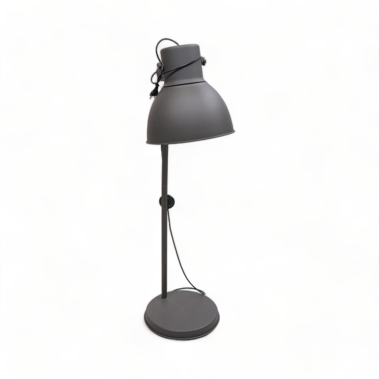 Kvalitetssikret | Robust og solid lampe i fargen grå