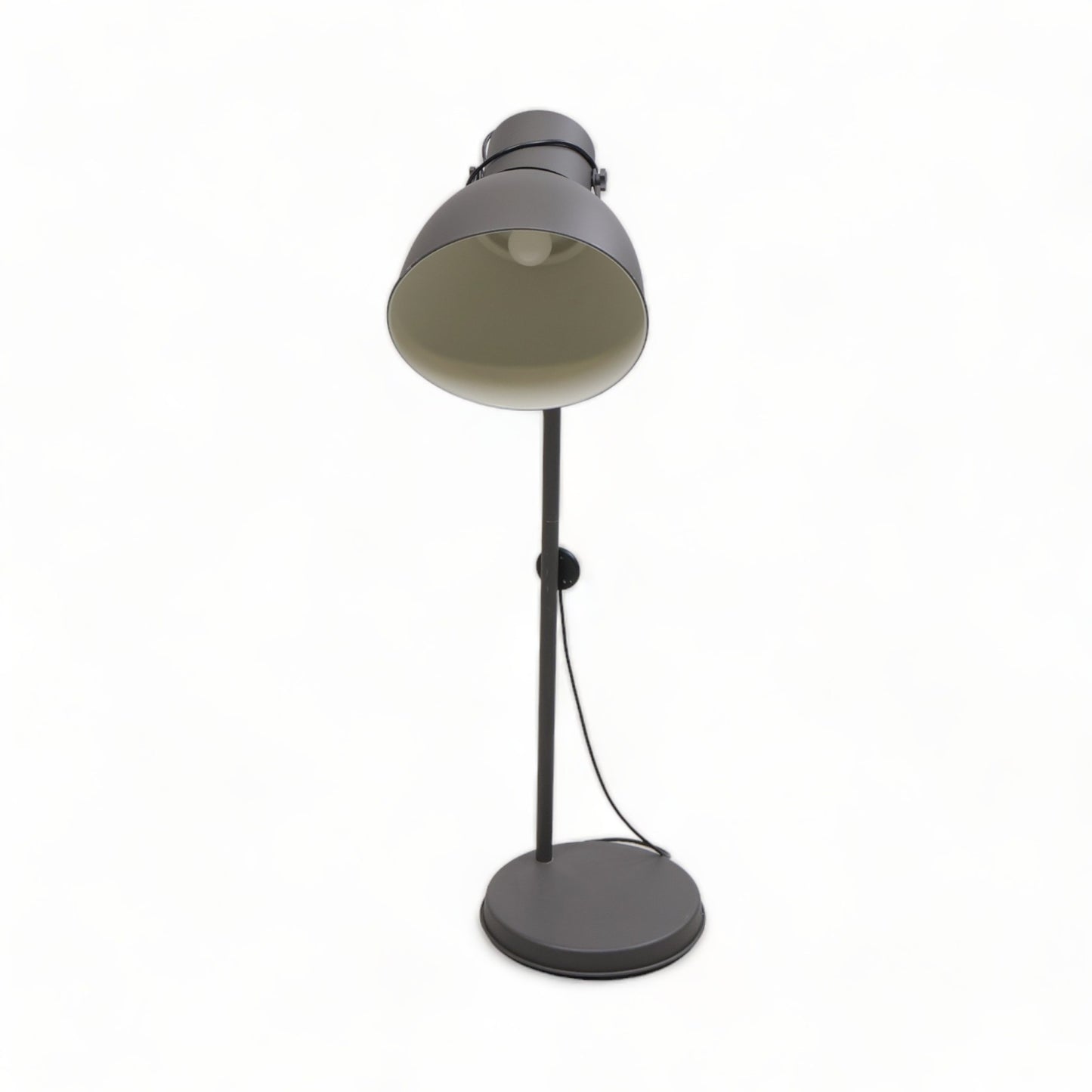 Kvalitetssikret | Robust og solid lampe i fargen grå