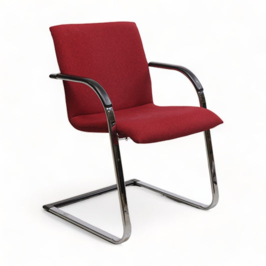 Nyrenset | Rød stol til møterom eller venteområdet
