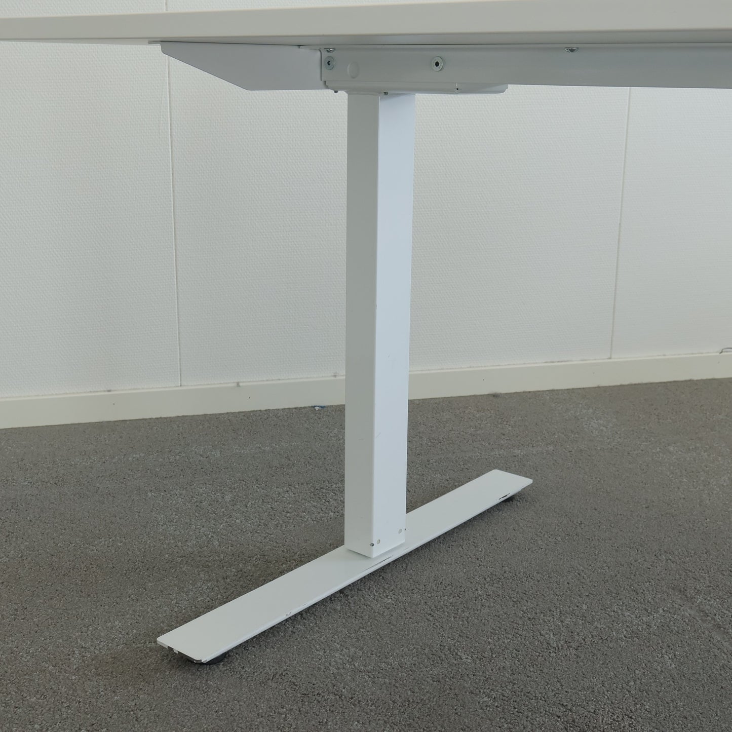 Pent brukt | Elementa E1 møtebord / skrivebord med hev/senk funksjon, 200x70