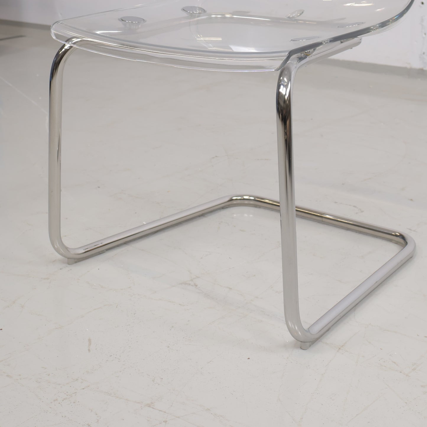 Pent brukt | IKEA Tobias transparent stol med fleksibel og forkrommet design