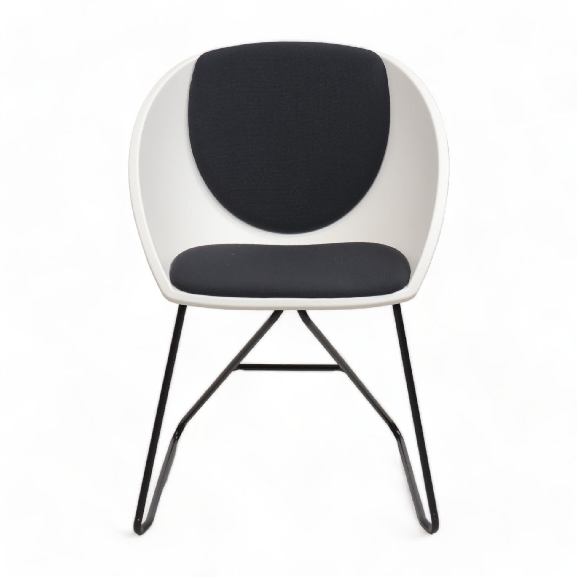 Nyrenset | Fora Form Popcorn stol i svart/hvitt