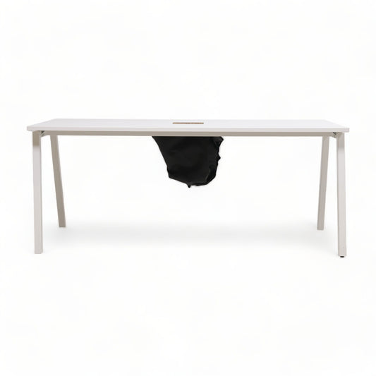 Kvalitetsikret | Elementa A1 skrivebord uten brønn, 180x70cm