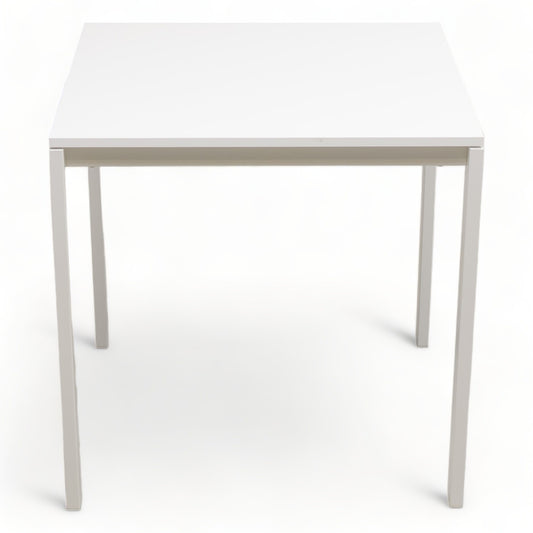 Nyrenset | Elegant og minimalistisk firkantet bord, 75x75cm