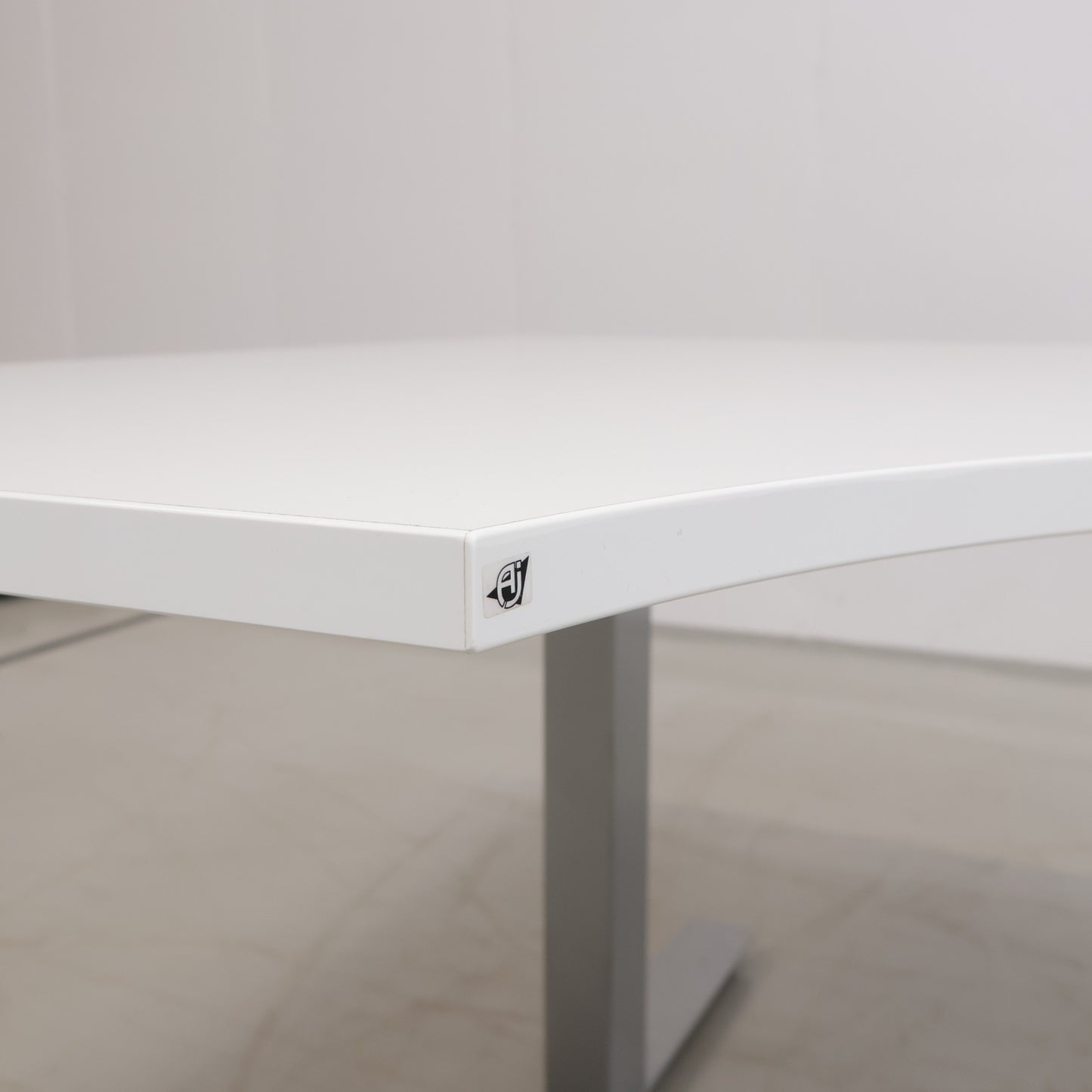 Kvalitetssikret | Elektrisk hev/senk skrivebord med venstresving fra AJ produkter