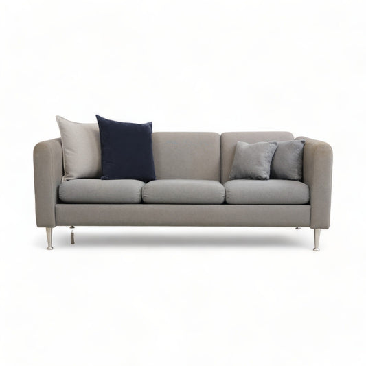 Nyrenset | Grå 3-seter sofa med god sittekomfort