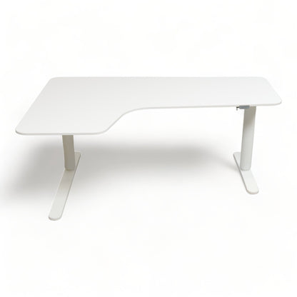 Elektrisk hev/senk Bekant hjørnebord fra IKEA, venstre. 160x110
