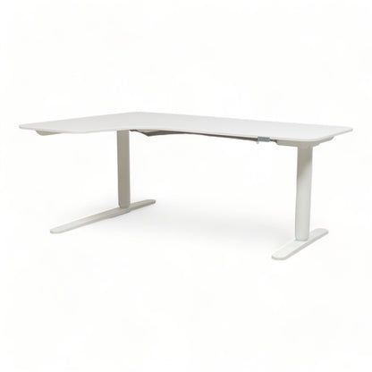 Elektrisk hev/senk Bekant hjørnebord fra IKEA, venstre. 160x110