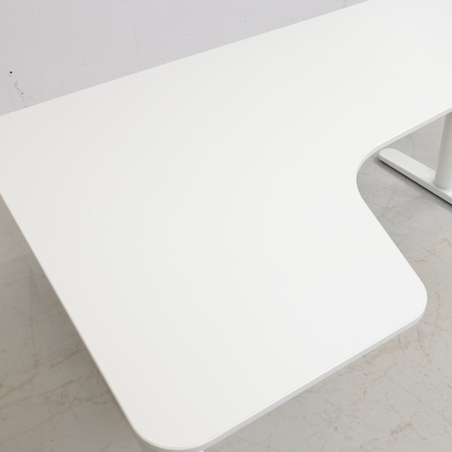 Elektrisk hev/senk Bekant hjørnebord fra IKEA, venstre. 160x110