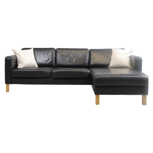 Nyrenset | Sort IKEA Karlstad sofa med sjeselong, skinn