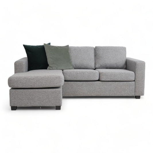 Nyrenset | Grå Oslo sofa med sjeselong fra A-Møbler