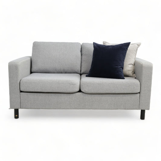 Nyrenset | Lys grå Bohus 2-seter sofa
