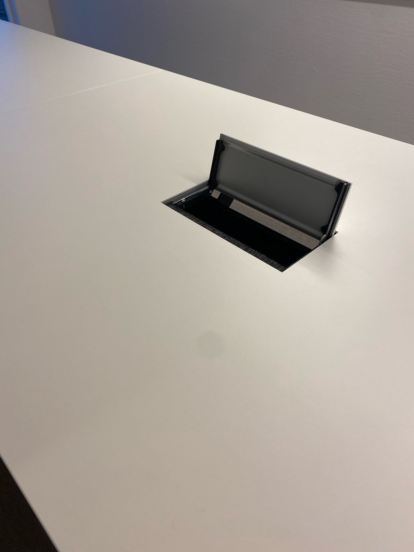 Nyrenset | 400x120 cm, møtebord i fargen hvit