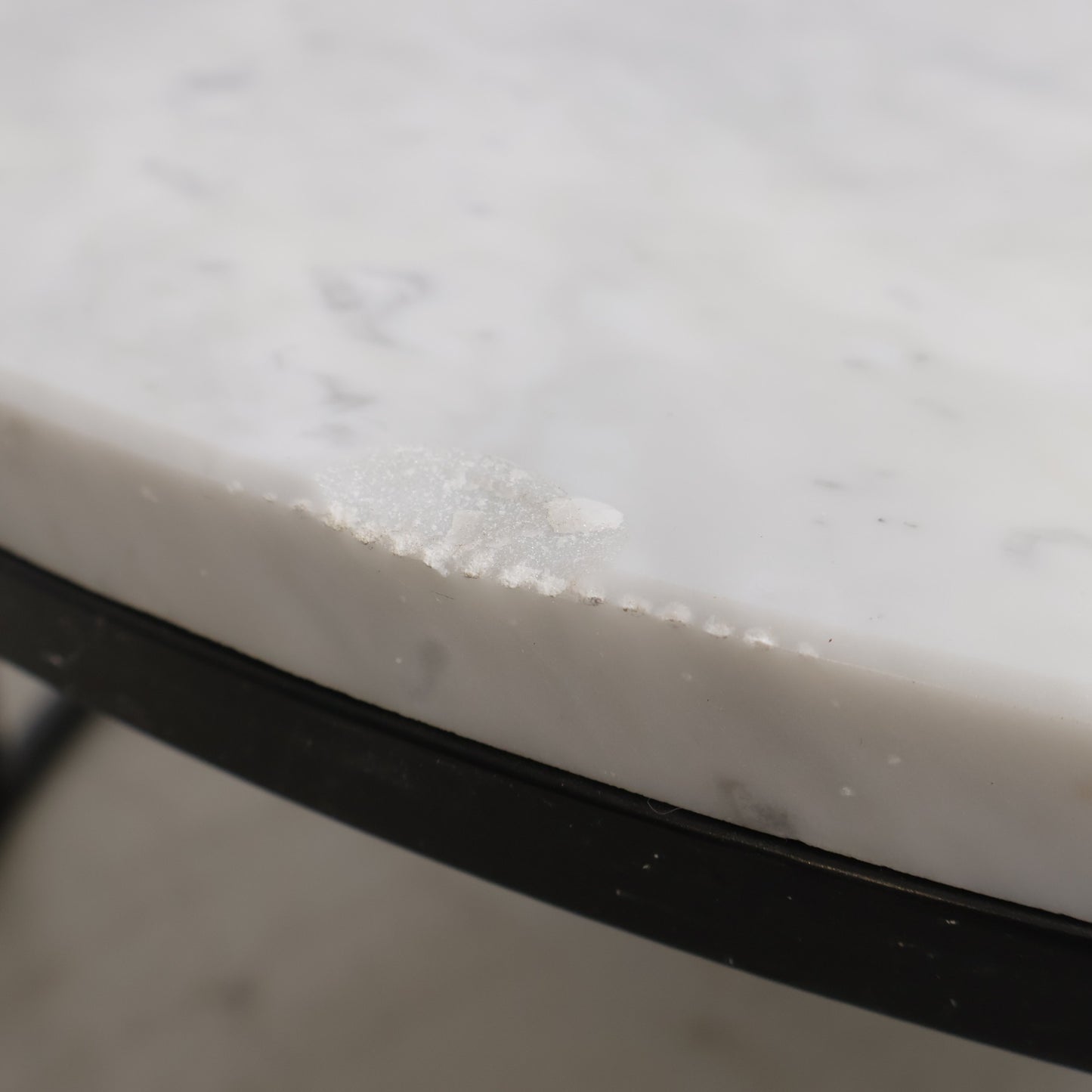 Ubrukt | Midtown sofabord (Ø80) i hvit marmor fra SixBondStreet