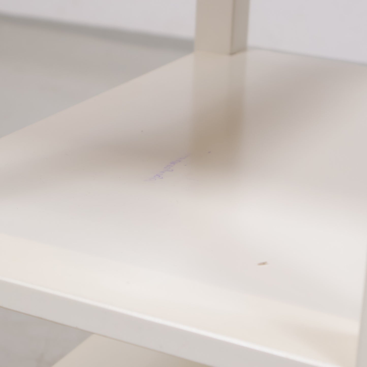 Kvalitetssikret | Hvitt nattbord i to etasjer med skuff