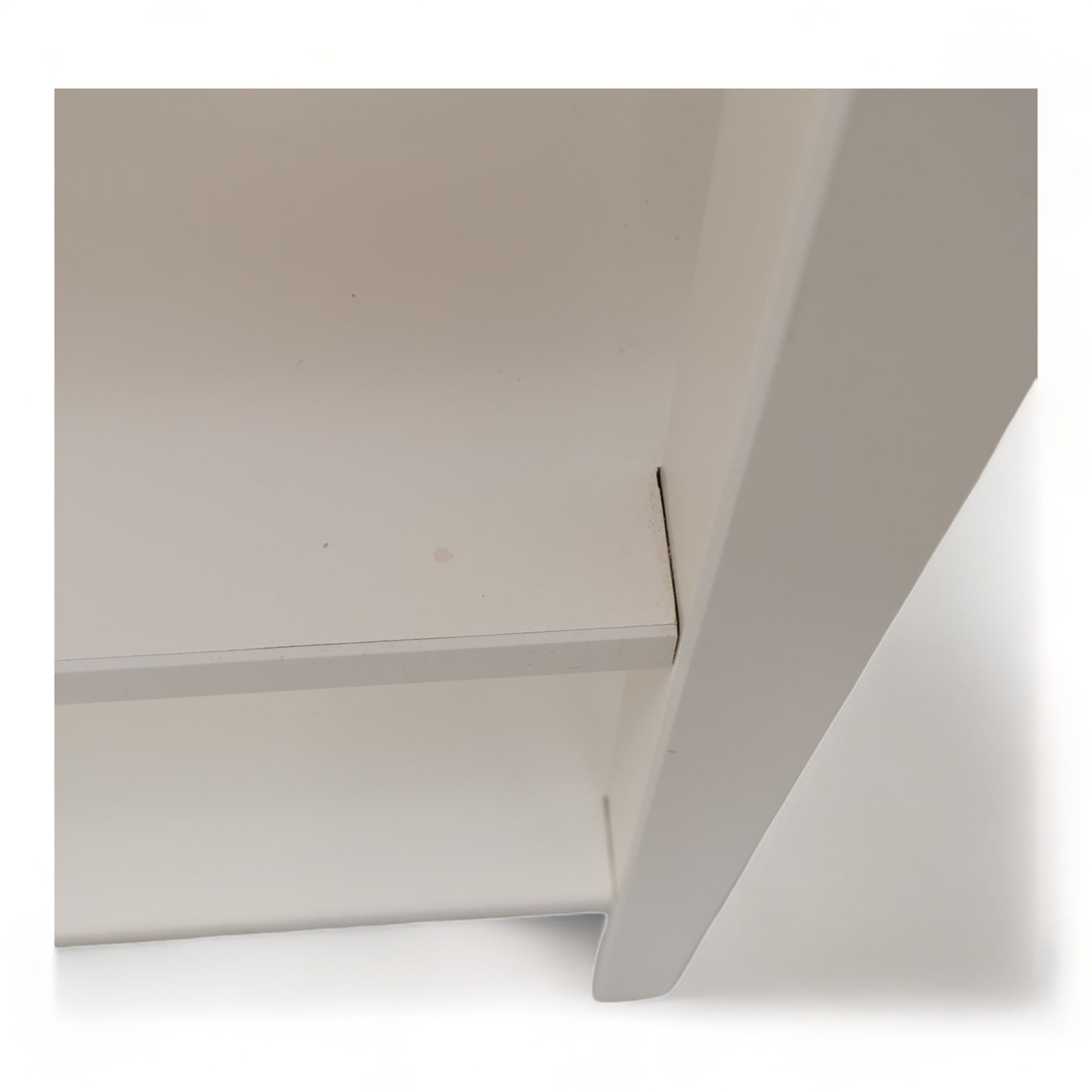 Kvalitetssikret | Hvitt nattbord i to etasjer med skuff