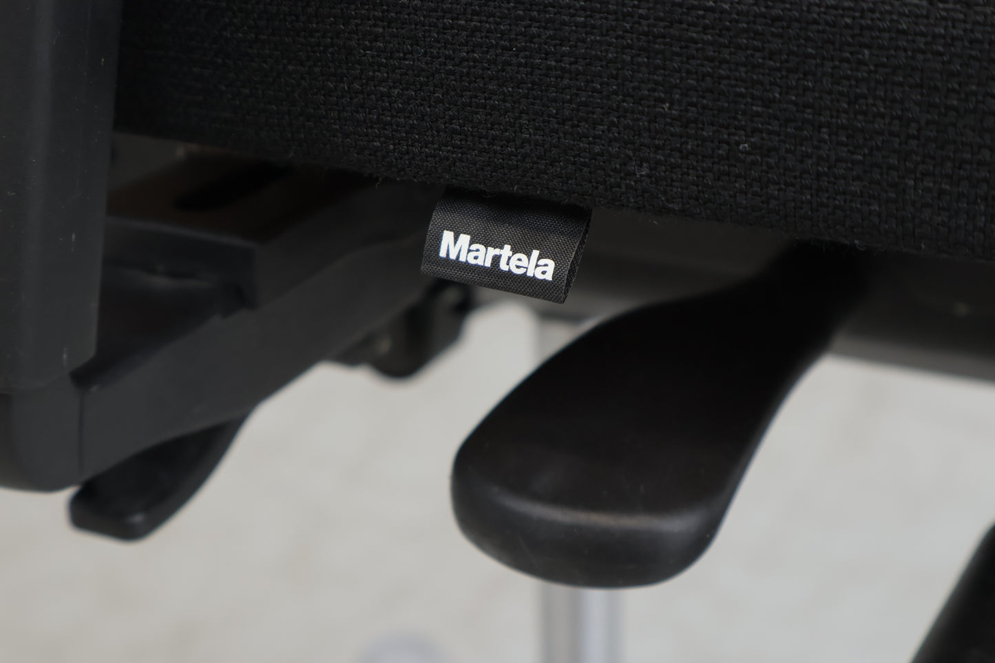 Nyrenset | Sorte Martela kontorstoler med sølv understell