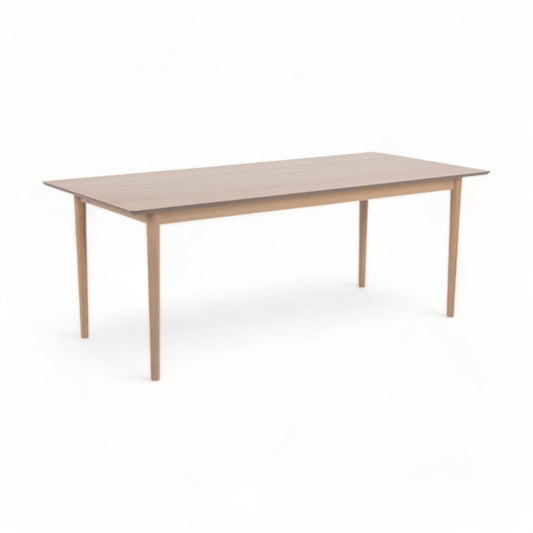 Helt nytt | Amager spisebord (200cm x 90cm) i hvitoljet eikefinér - Secundo