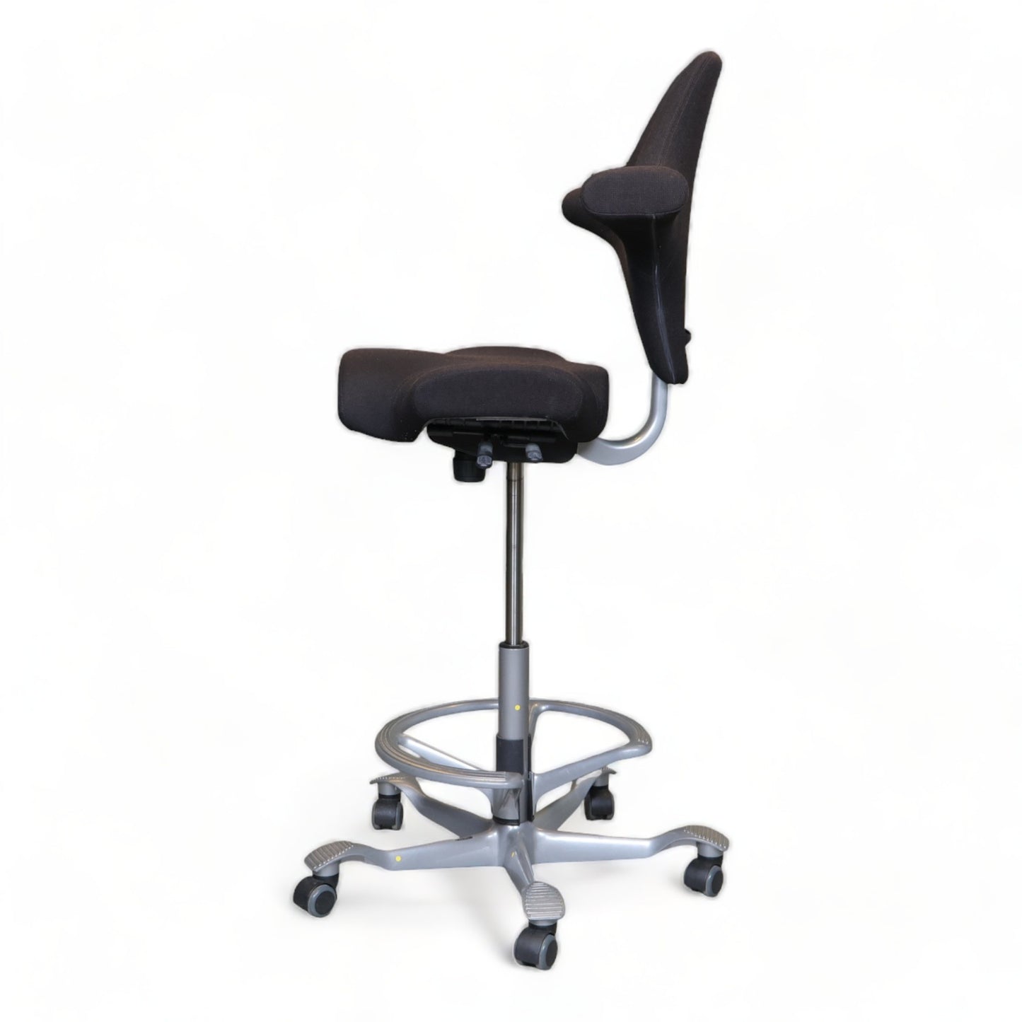 Nyrenset | Håg Capisco sort kontorstol med sadelsete og fotring