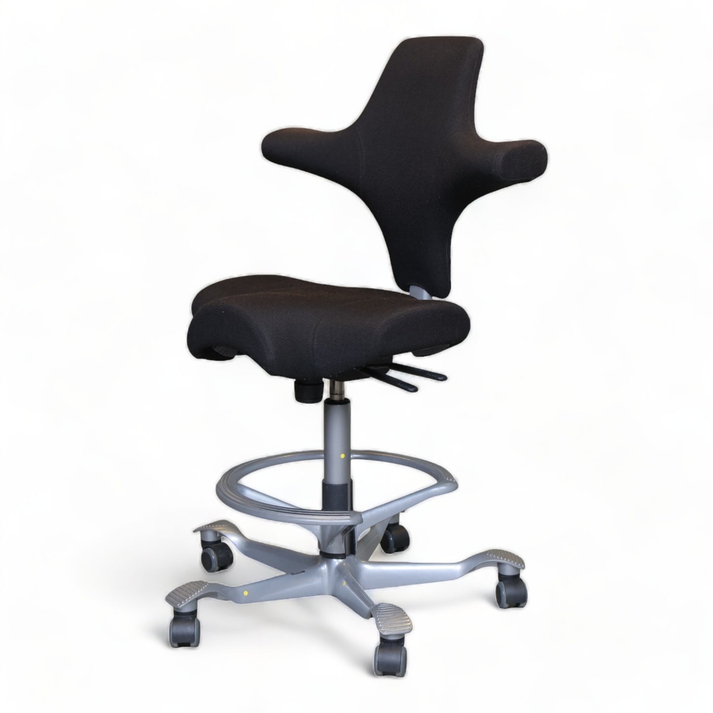 Nyrenset | Håg Capisco sort kontorstol med sadelsete og fotring