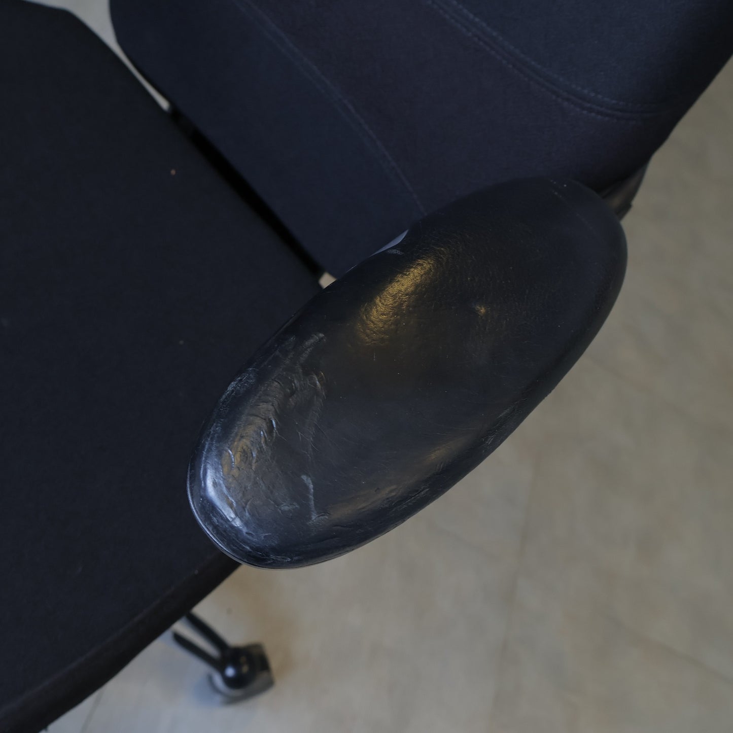 Nyrenset | RH Logic 300 kontorstol med justerbare armlener og nakkestøtte