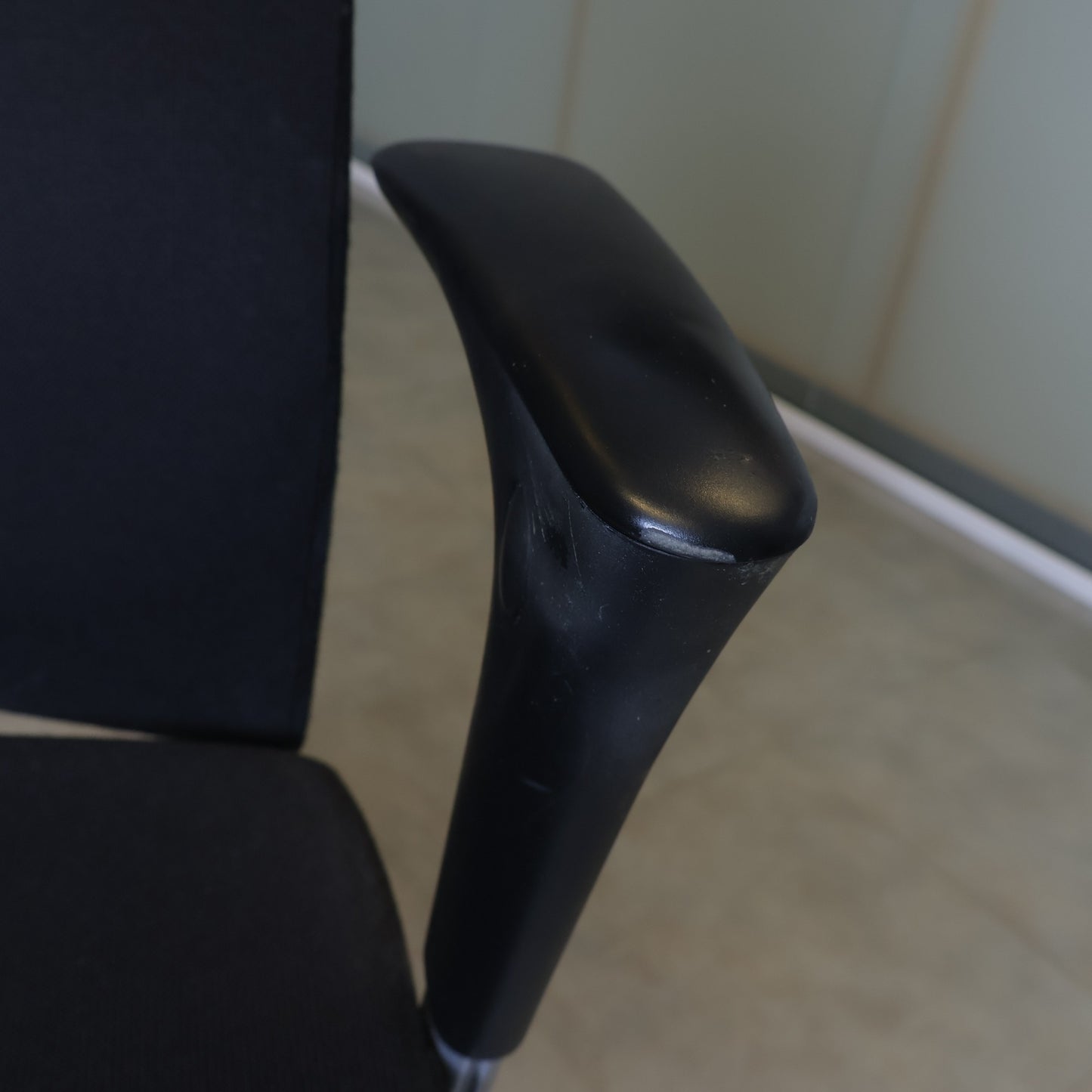 Nyrenset | Håg H04 kontorstol med nakkestøtte og justerbare armlener