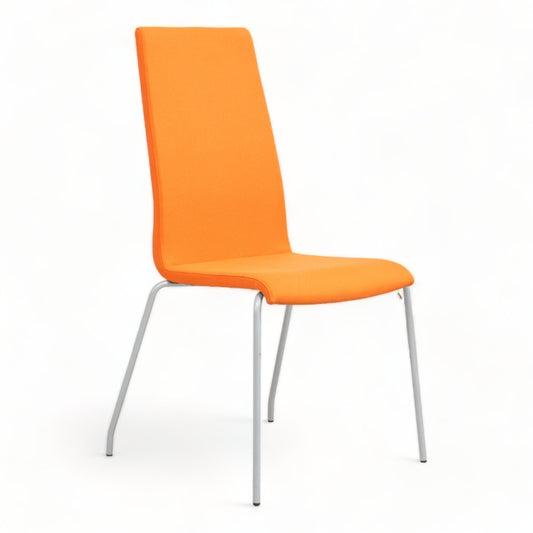Nyrenset | ScanSørlie stol med oransje trekk