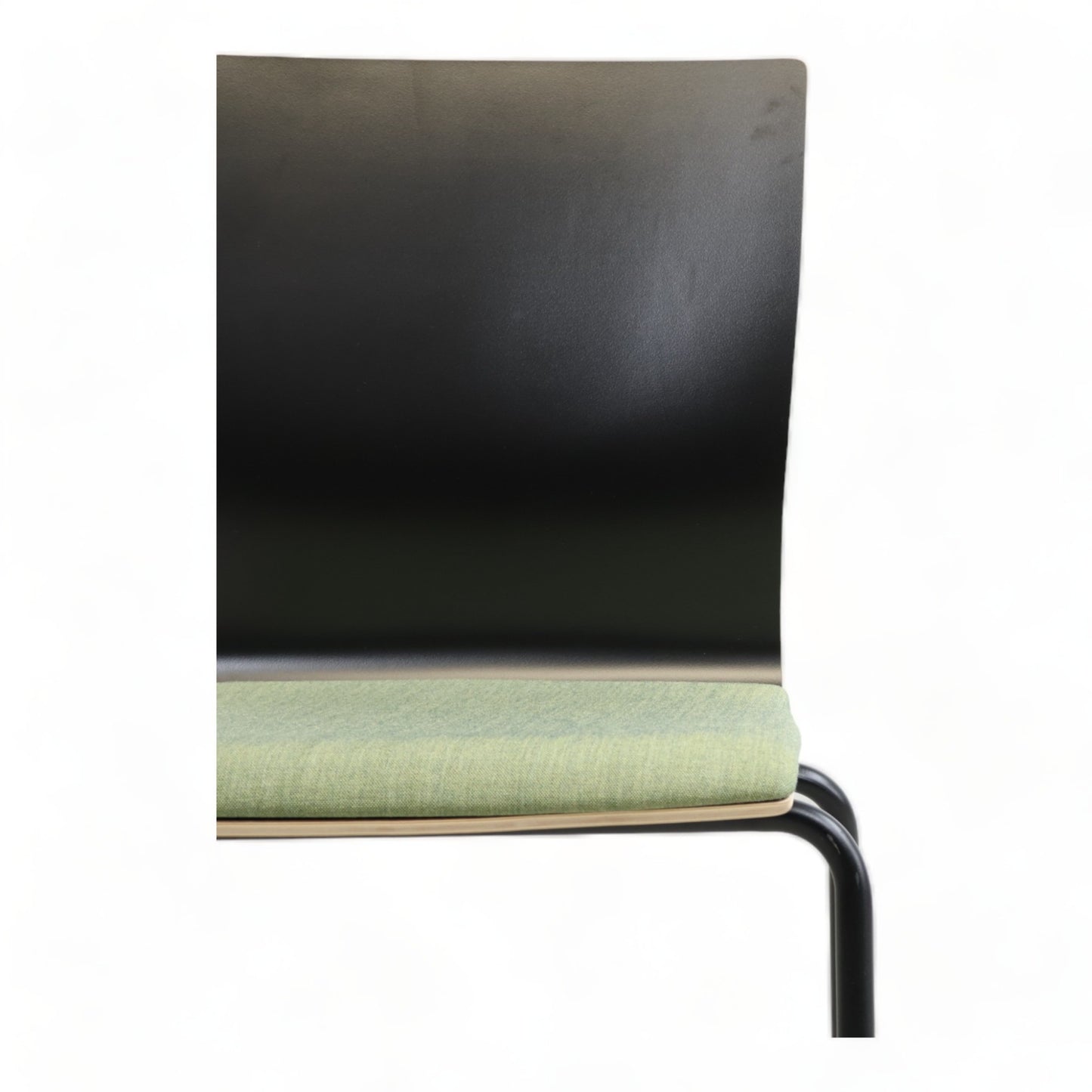 Nyrenset | EFG stablebare stoler med sort ramme og grønn pute