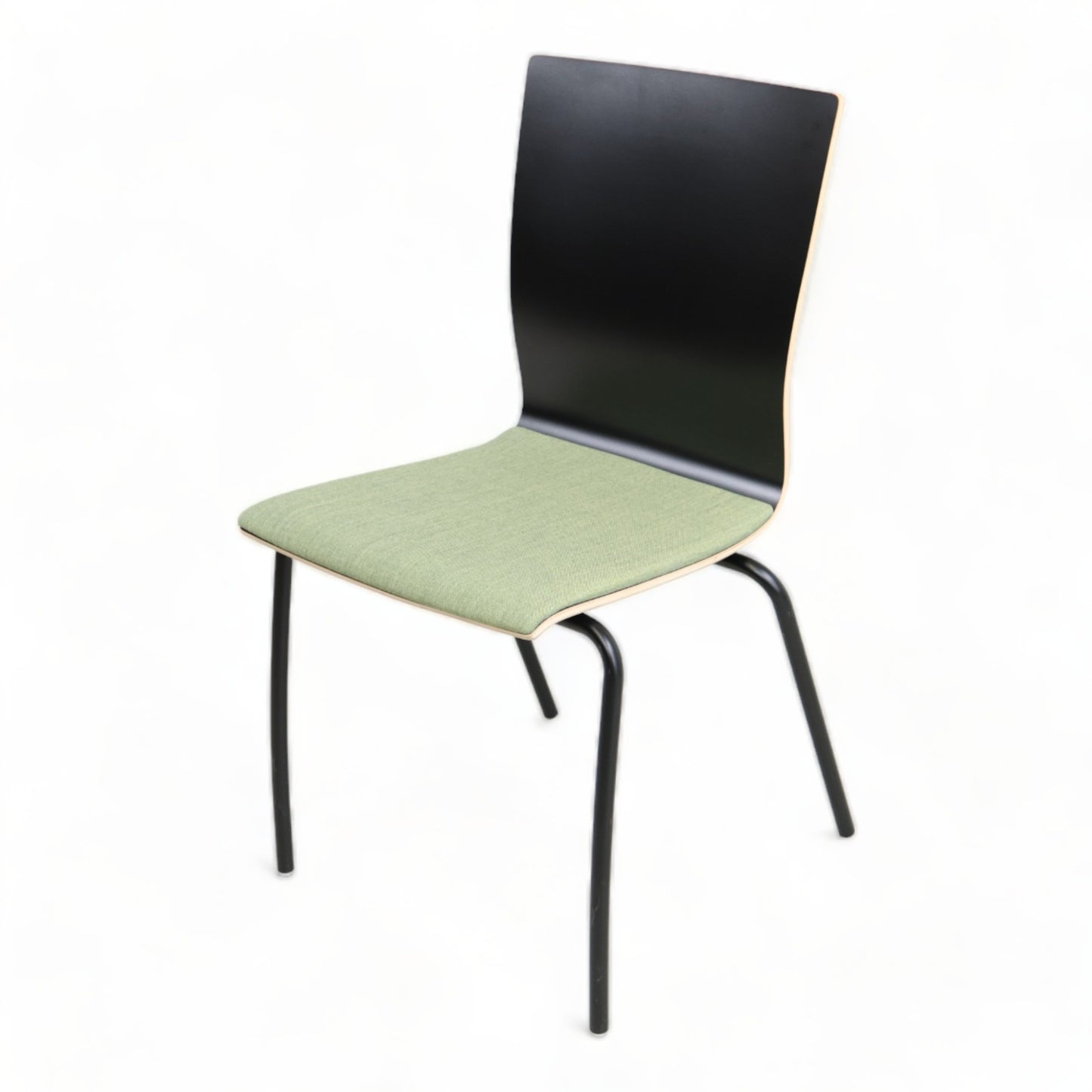 Nyrenset | EFG stablebare stoler med sort ramme og grønn pute