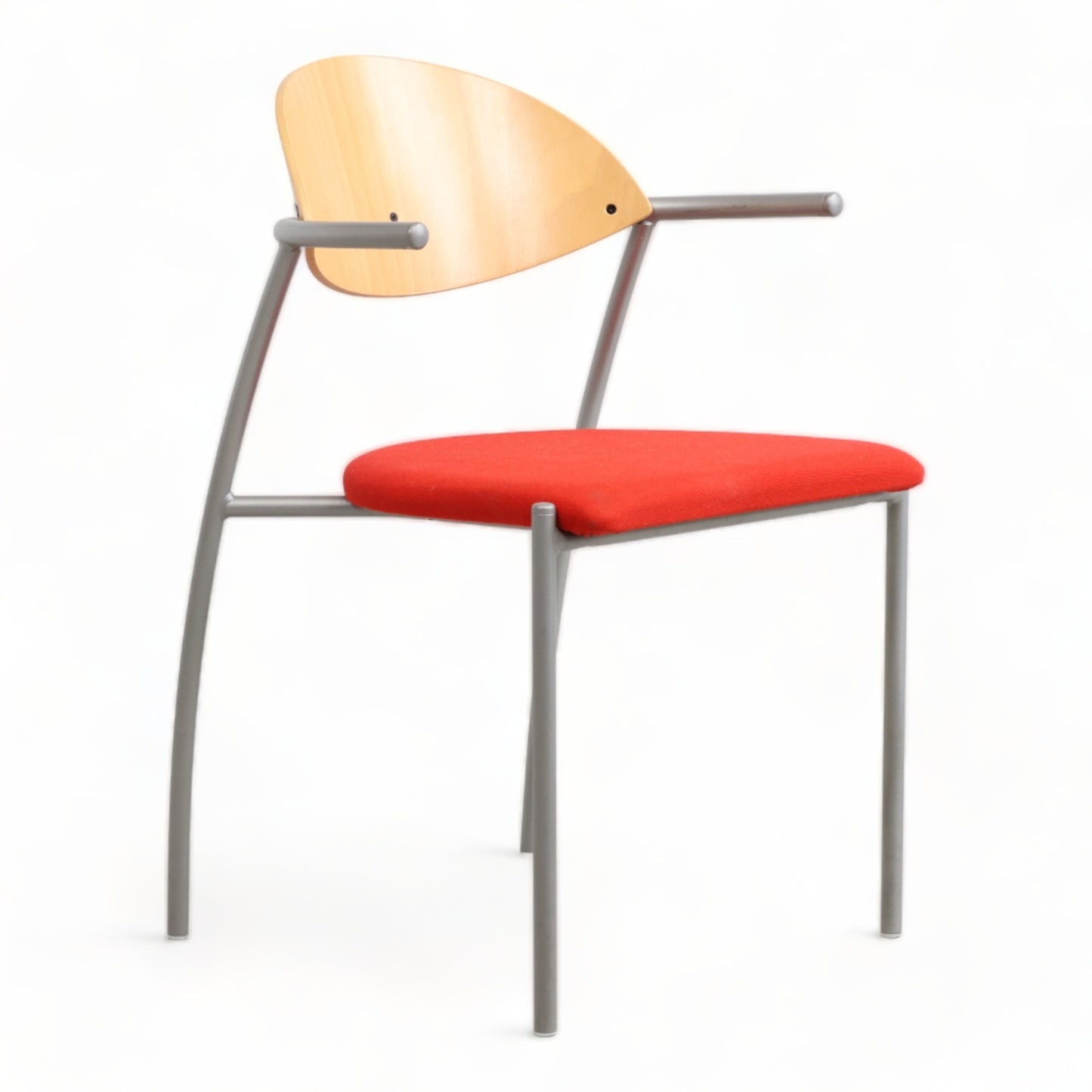 Nyrenset | EFG stablebare stoler med treramme og rød pute