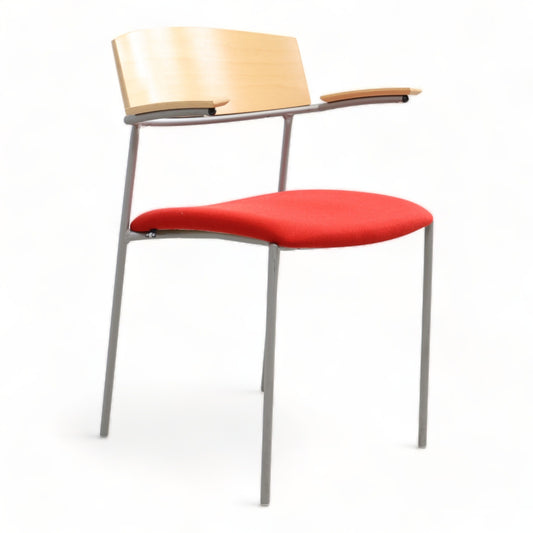 Nyrenset | Stablebare EFG møtestoler med rødt sete og rygg i tre, med armlene i tre