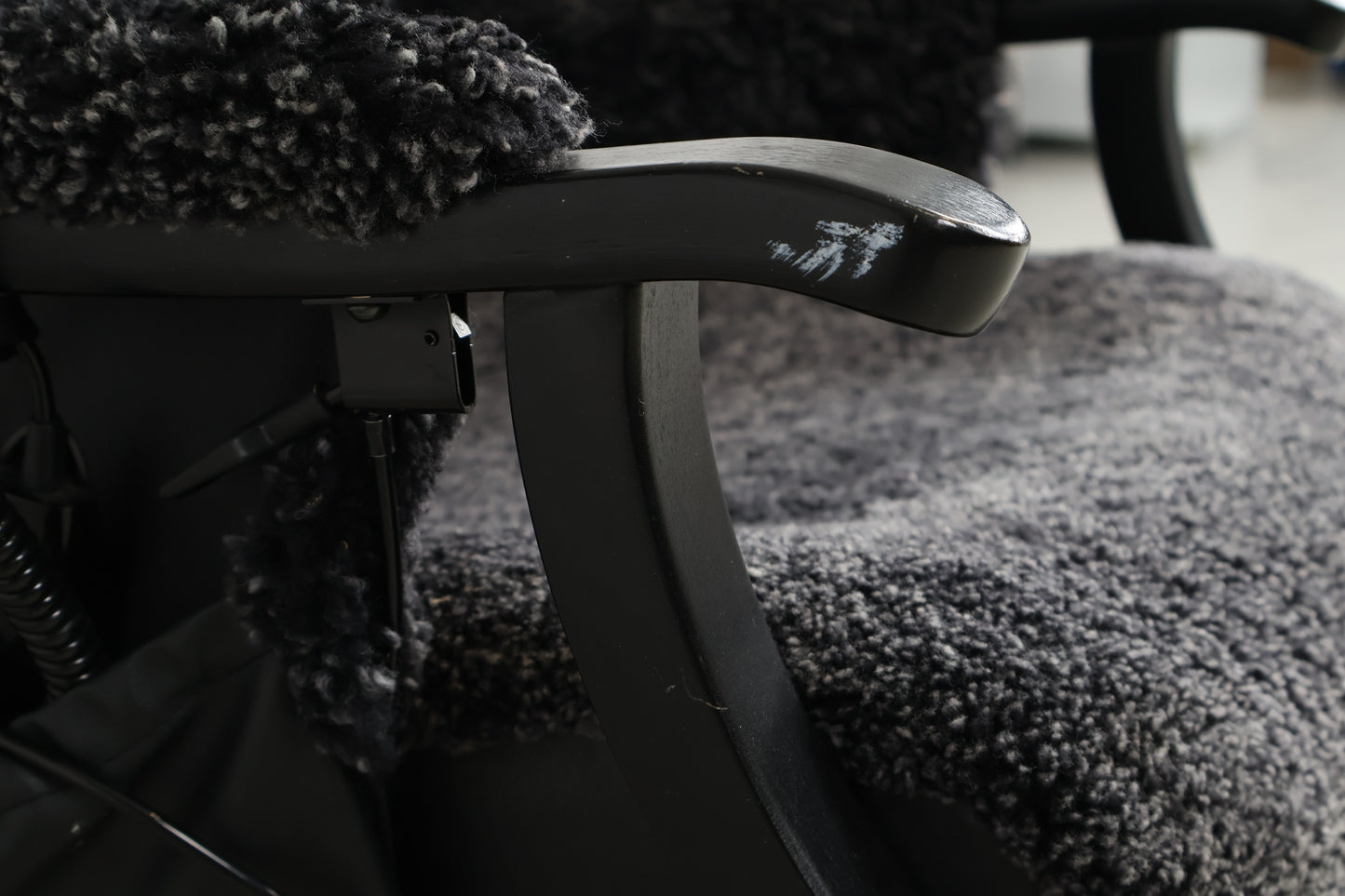 Nyrenset | Mørk grå recliner i ullstoff