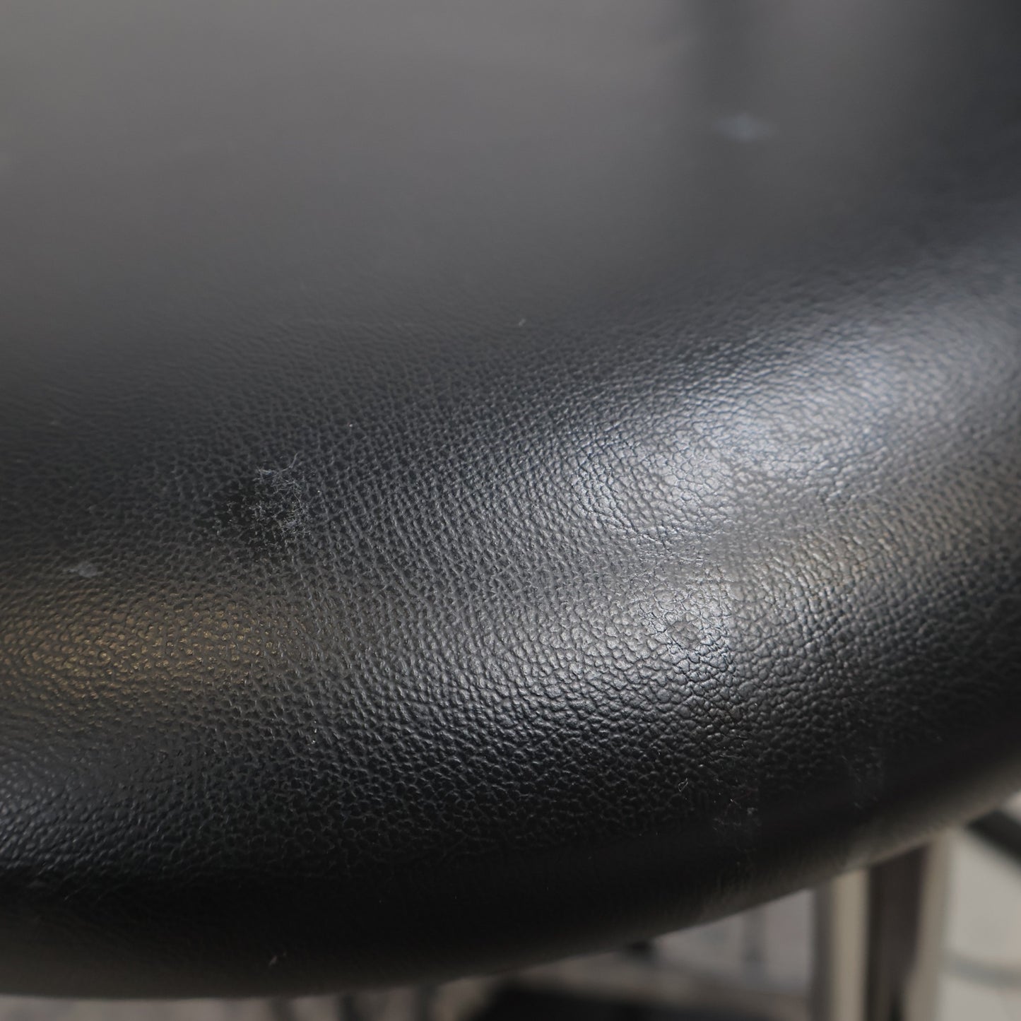 Nyrenset | Moderne barstol med sort imitert skinn