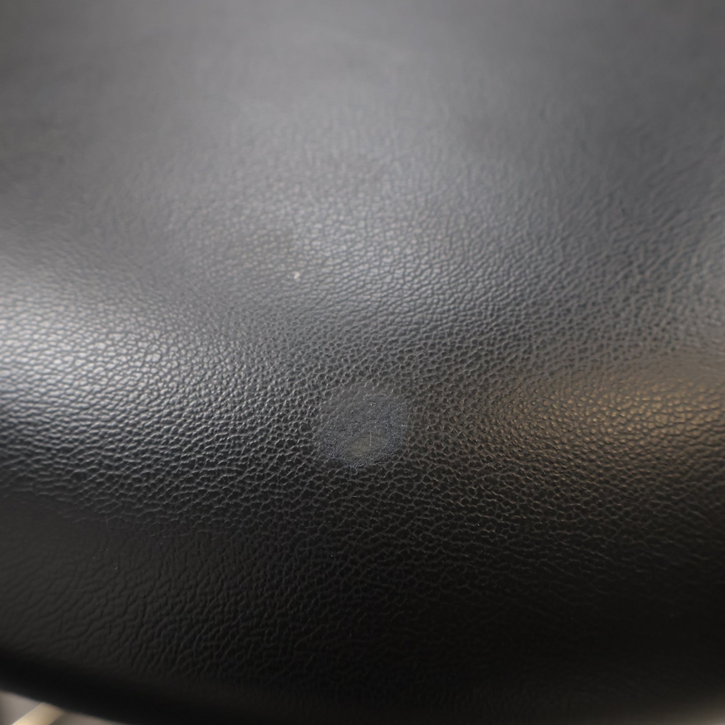 Nyrenset | Moderne barstol med sort imitert skinn