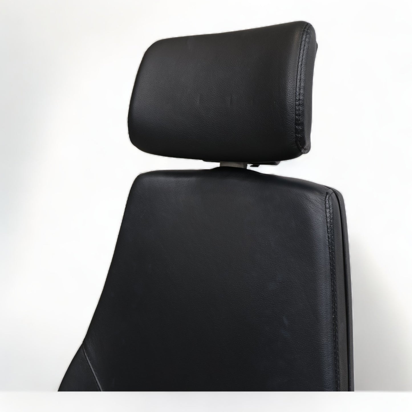 Nyrenset | Sort kontorstol i skinn med høy rygg og nakkestøtte