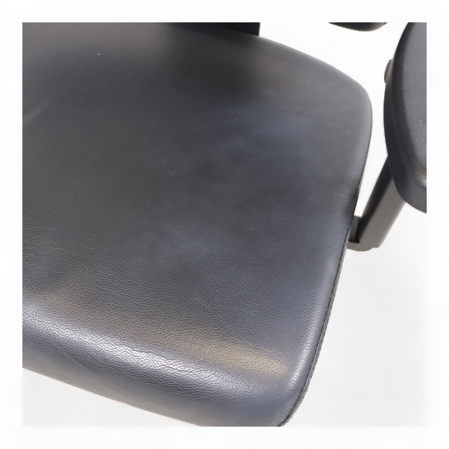 Nyrenset | Sort kontorstol i skinn med høy rygg og nakkestøtte