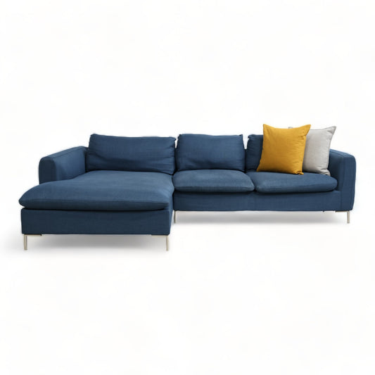 Nyrenset | Blå sofa med sjeselong