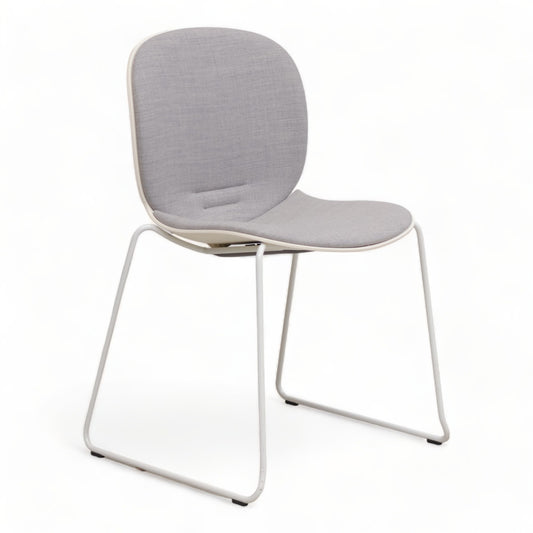 Kvalitetssikret | 6060 RBM Noor Sled hvite stoler med grått sete