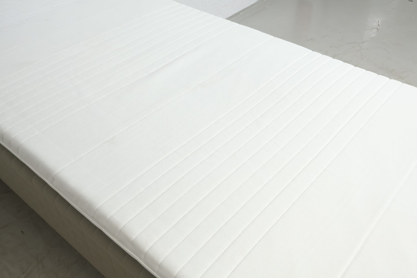 Nyrenset | Beige/grå IKEA Skårer 120x200 seng med Tussøy overmadrass