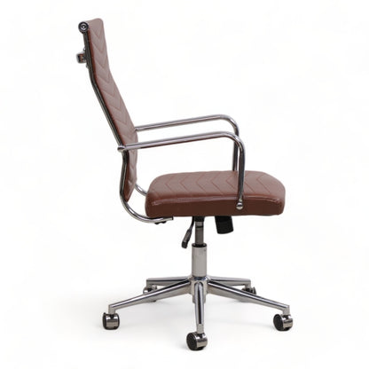 Nyrenset | Moderne kontorstol i brunt imitert skinn