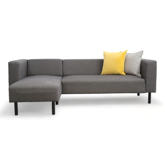 Nyrenset | Mørk grå sofa med vendbar sjeselong
