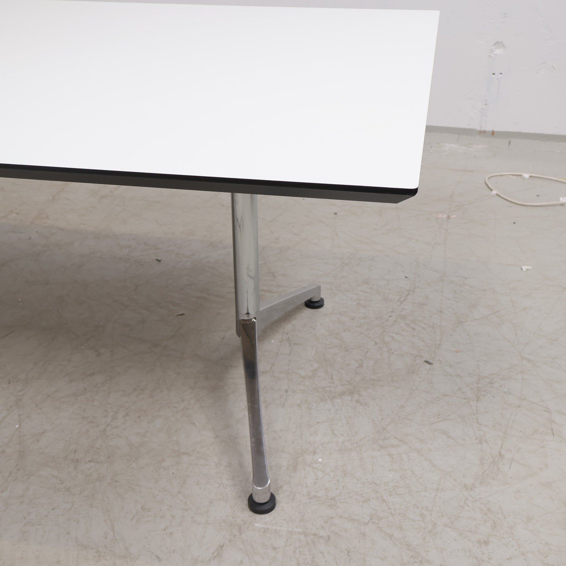 Kvalitetssikret | Moderne møtebord med kabelluke
