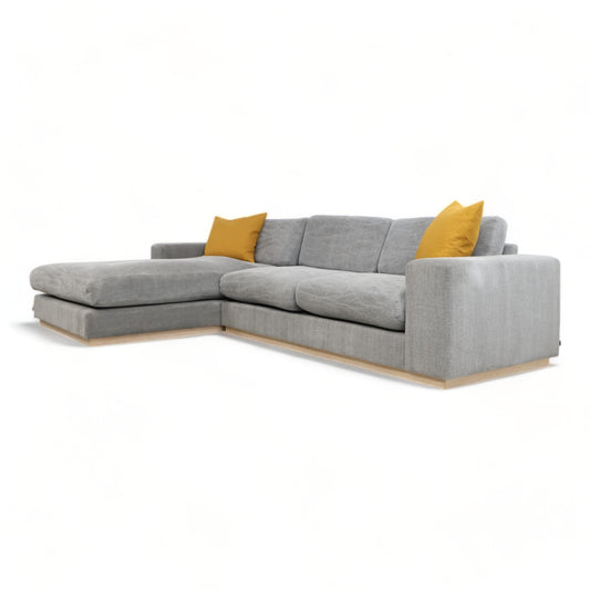 Nyrenset | Bolia Sepia lys grå sofa med sjeselong