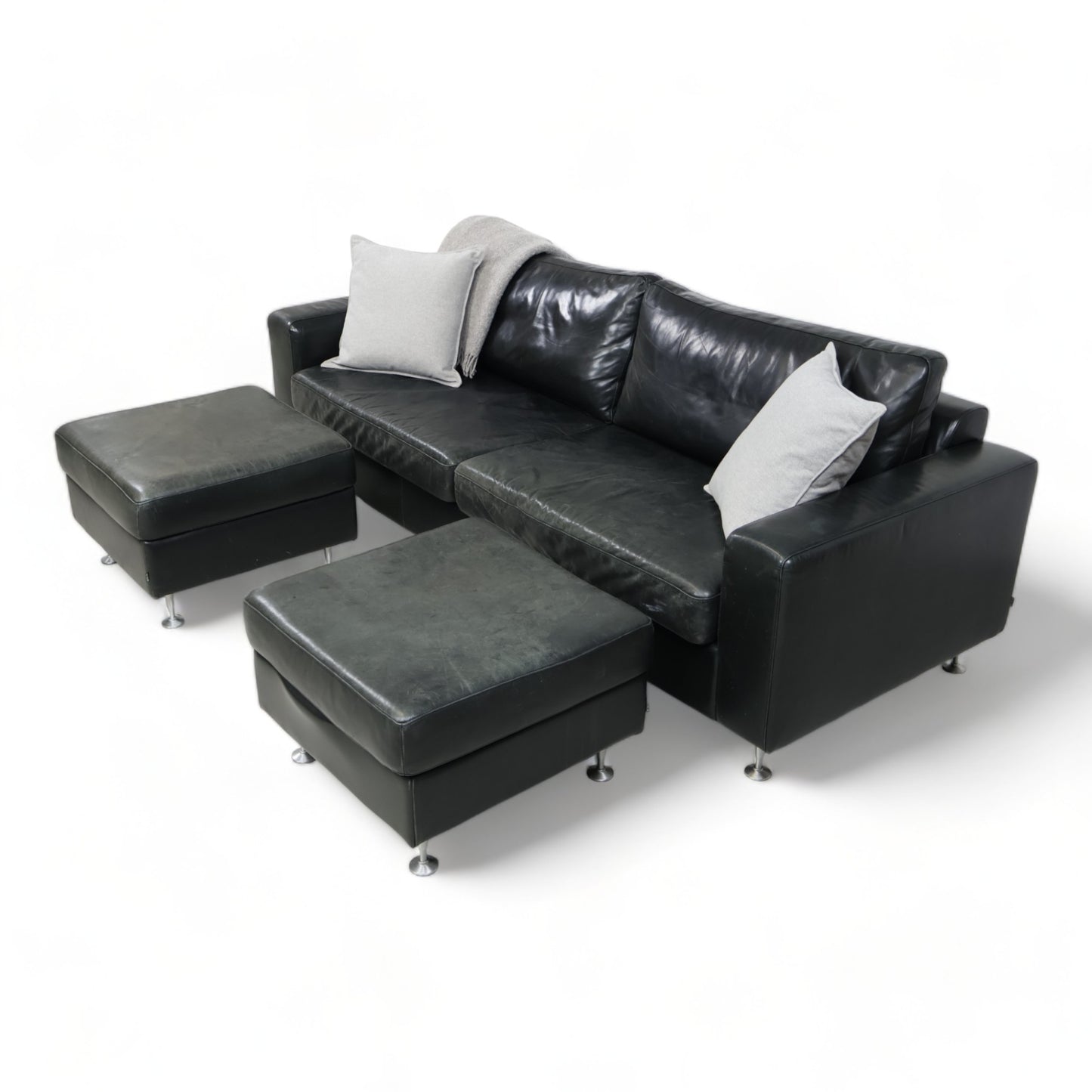 Nyrenset | Bolia Milano 3-seter sofa med to stk puffer