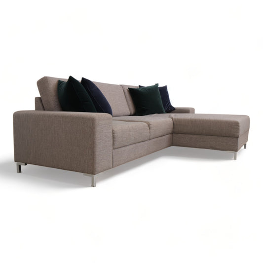 Nyrenset | Lys grå sofa med sjeselong