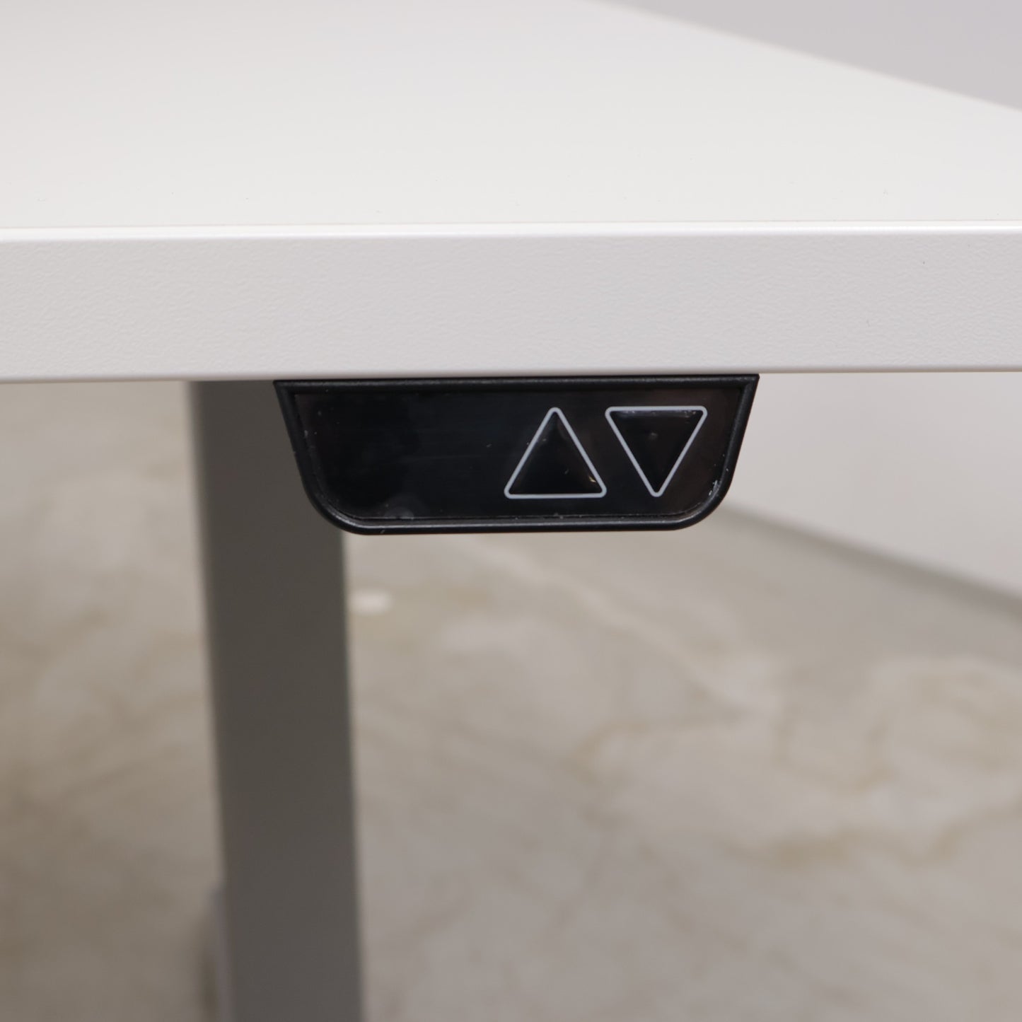 Kvalitetssikret | 180×90, hvitt/grått elektrisk hev/senk skrivebord