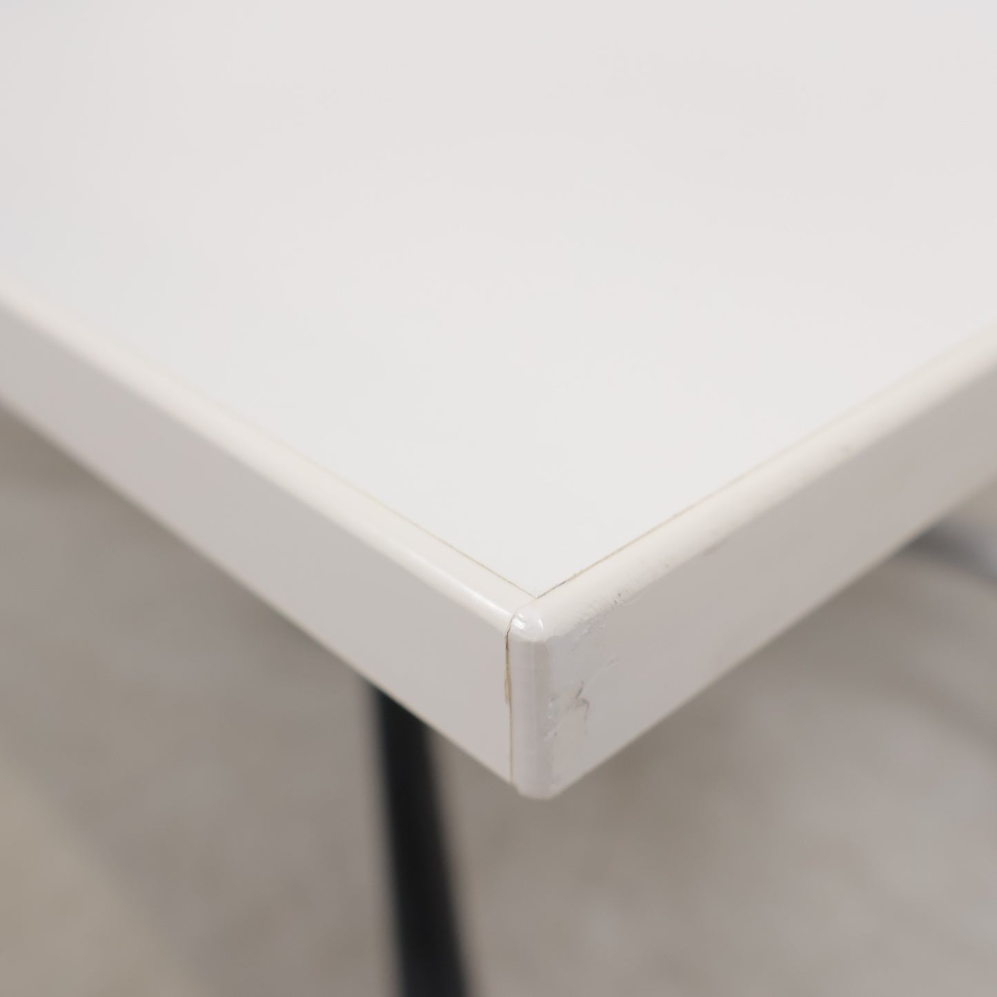 Kvalitetssikret | Elektrisk hev/senk arbeidsbord med hvit plate og grått understell