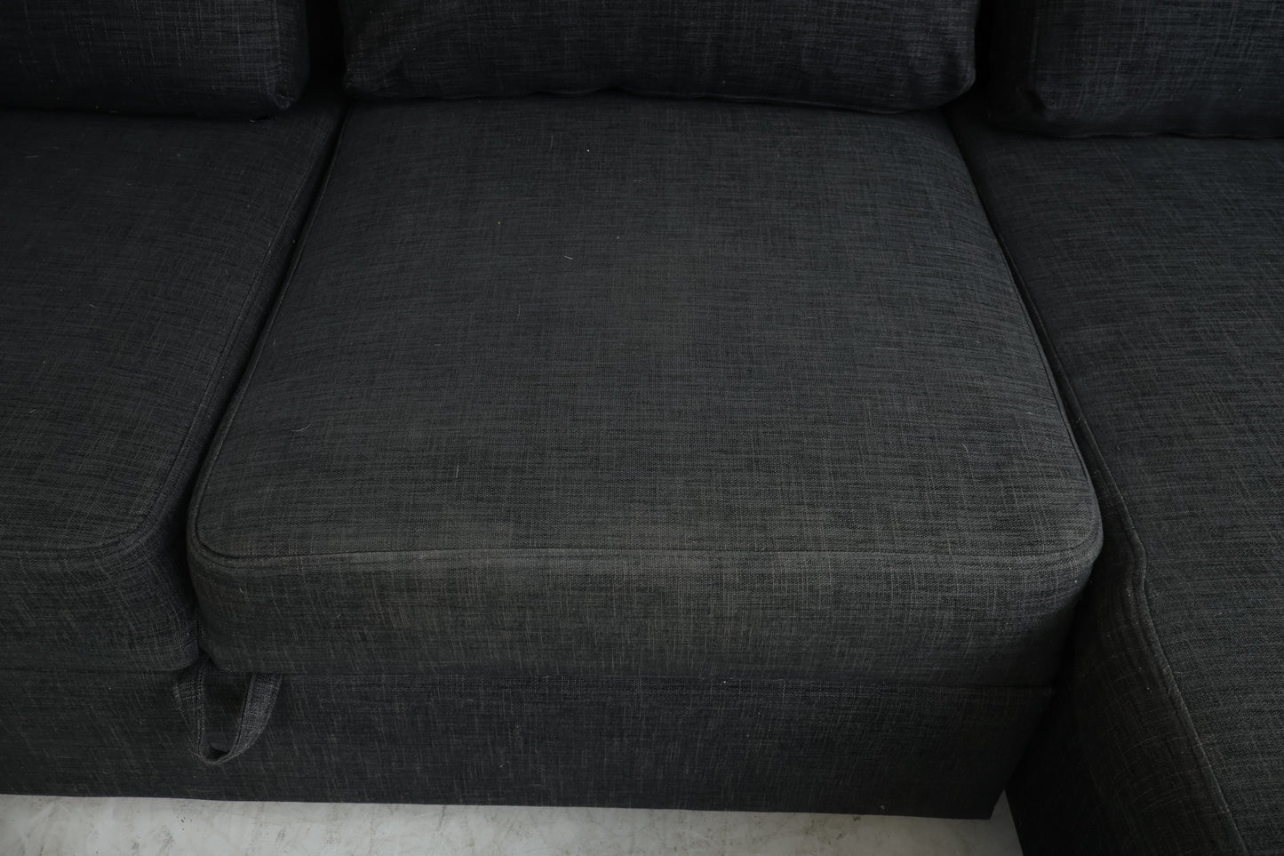 Nyrenset | Svart/grå sovesofa med sjeselong og oppbevaringsboks